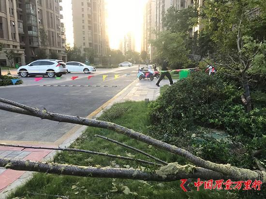 記者準備離開時,發現保安在事故現場再拉了一道警戒線。