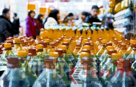 超市進(jìn)場費(fèi)最終還是由消費(fèi)者埋單 河南商報(bào)記者 趙卓/攝