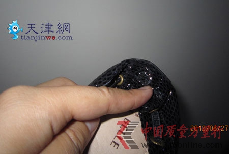 <b>劉女士提供百麗存在質量問題女鞋照片</b> <b>劉女士提供百麗存在質量問題女鞋照片</b>
