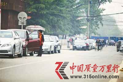 在北京的不少地方,活躍著沒有統(tǒng)一制服的“黑停車收費員” 周崗峰 攝 在北京的不少地方,活躍著沒有統(tǒng)一制服的“黑停車收費員” 周崗峰 攝