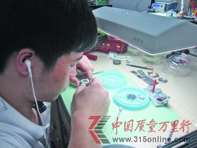 手表維修是個(gè)精細(xì)活,目前價(jià)格完全放開,完全由市場決定。 手表維修是個(gè)精細(xì)活,目前價(jià)格完全放開,完全由市場決定。