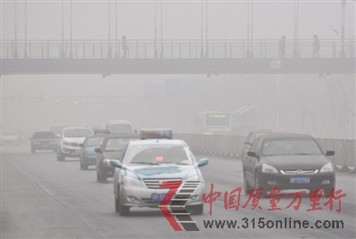 2013年1月14日,河北保定市東風(fēng)中路,車輛在霧霾中開啟霧燈行駛。圖/東方IC